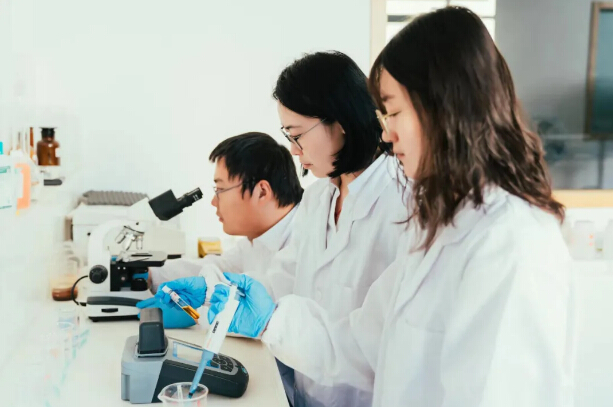 依斯倍環(huán)保實(shí)驗(yàn)研發(fā)團(tuán)隊(duì)